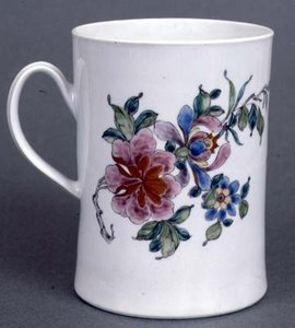 Worcester tankard of cylindrical form decorated with a spray of stylised prunus in famille rose palette, c.1750-55